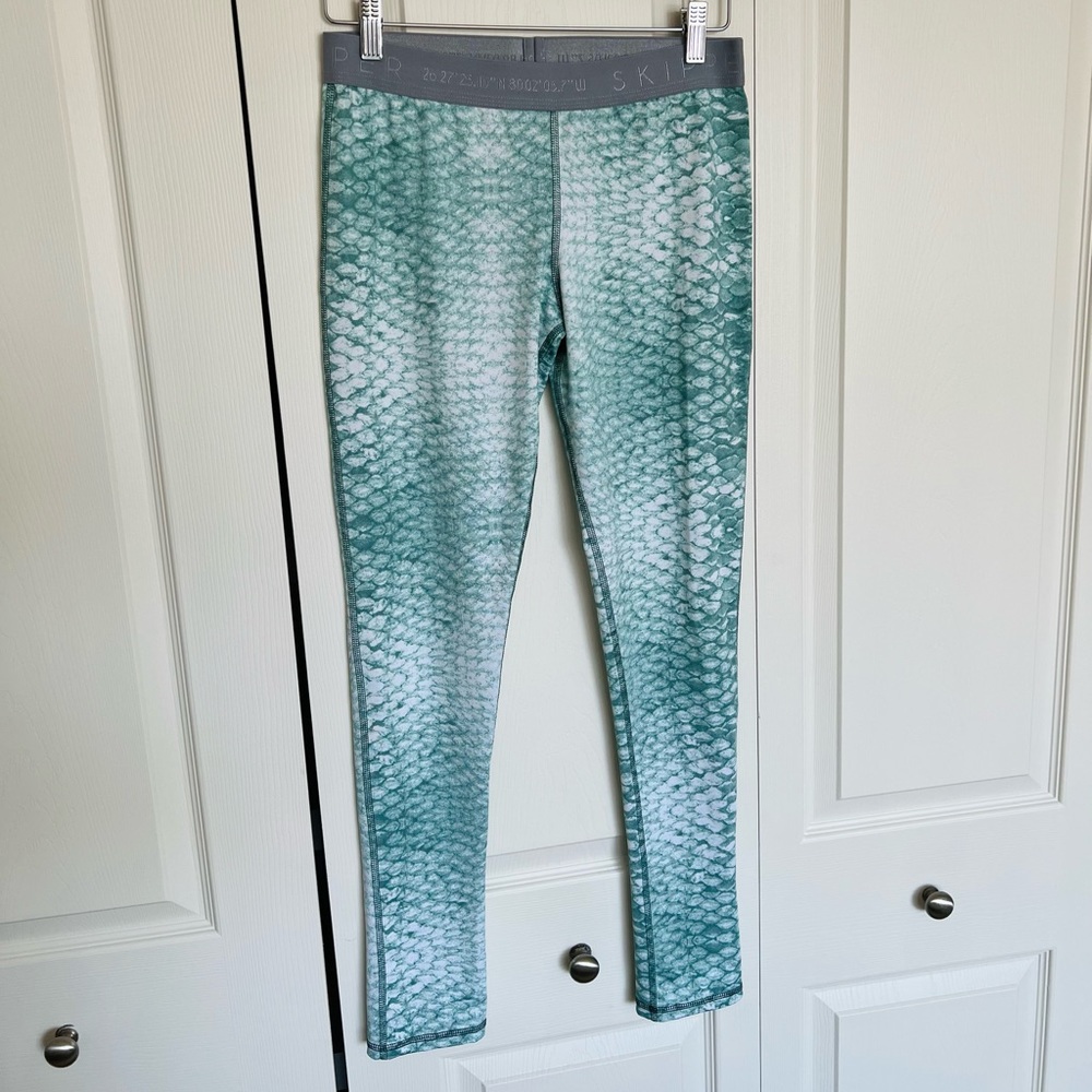 ⭐️Reel Skipper | Green scale water leggings | M